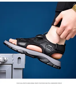 Nahaufnahme einer schwarzen Outdoor-Sport-Sandale für Herren mit Klettverschluss am Modell