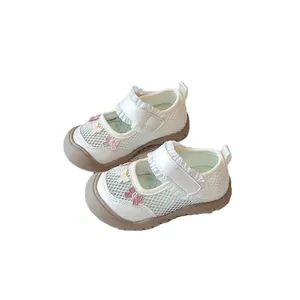 Weiße Mesh-Sommerschuhe für Mädchen mit gestickten Schleifen und weicher Gummisohle
