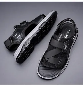 Detailansicht atmungsaktiver Herren-Outdoorsandalen mit verstellbaren Riemen und Softsohle.