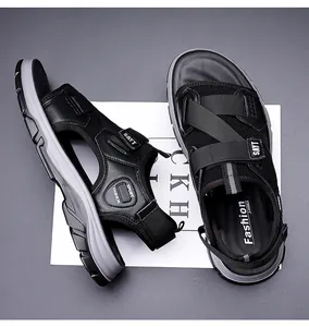 Nahaufnahme schwarzer atmungsaktiver Herren-Outdoorsandalen mit verstellbaren Riemen.
