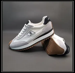 Vue détaillée de baskets pour hommes en cuir et tissu avec semelle en gomme