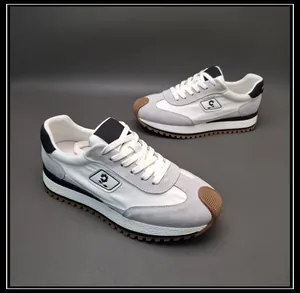Vue détaillée de sneakers en cuir patchwork pour hommes avec semelle gomme et fleur