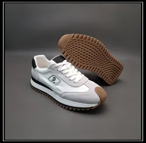 Détail des baskets en cuir pour hommes montrant le logo latéral et la semelle