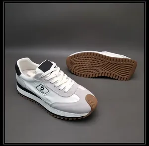 Vue détaillée de baskets respirantes pour hommes avec semelles en caoutchouc durables.