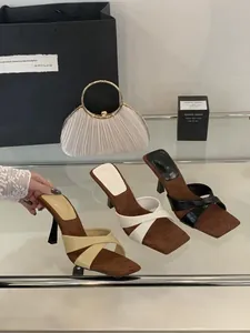 Κομψά mules με τετράγωνη μύτη και τακούνι στιλέτο για σοφιστικέ καλοκαιρινό στυλ.