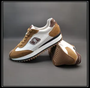Gros plan détaillé des baskets pour hommes en cuir et tissu marron et blanc chic
