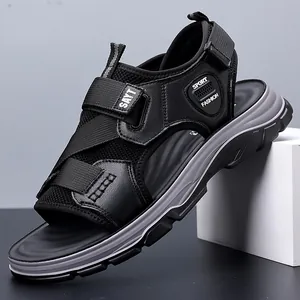 Atmungsaktive Herren-Sportsandalen in Schwarz mit Klettverschluss und grauer Sohle