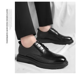 Primer plano de zapatos de vestir para hombre en cuero negro transpirable para bodas