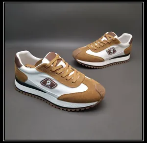 Gros plan détaillé des baskets en cuir et tissu marron et blanc avec logo floral