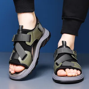 Trendige Herren Outdoor-Sandalen in Armeegrün mit weicher, atmungsaktiver Sohle und Klettverschluss