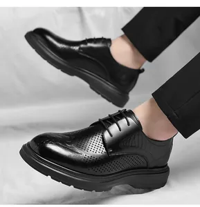 Primer plano de zapatos de vestir en cuero negro transpirable con detalles perforados