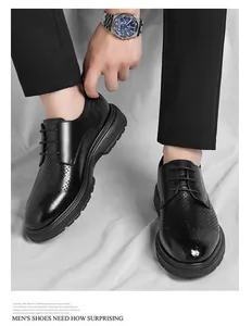 Primer plano de zapatos brogue de cuero negro transpirable para hombre, estilo formal