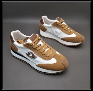 Vue détaillée des baskets en cuir pour hommes, marron et blanc