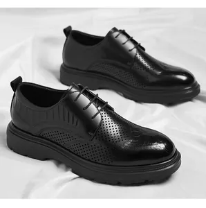 Vista detallada de zapatos de vestir de negocios de cuero negro perforado para hombre