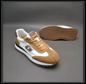 Vue détaillée de baskets en cuir pour hommes avec tissu respirant et semelle dentelée