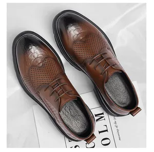 Primer plano de elegantes zapatos de vestir de cuero marrón con detalles brogue
