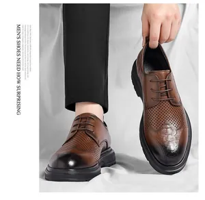 Vista macro de zapatos de vestir de cuero marrón transpirable con intrincado patrón brogue