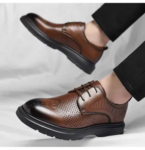 Primer plano de zapatos de vestir de cuero marrón perforado para hombre, detalles de brogue.
