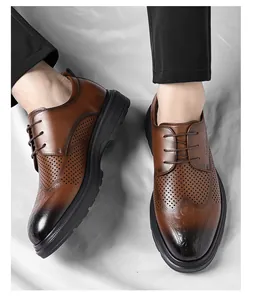 Vista detallada de zapatos de vestir de cuero marrón transpirables para hombres
