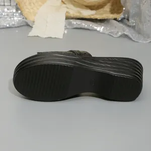 Vista inferiore dei sandali con zeppa nera per donna con suola antiscivolo