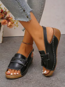 Sandali platform neri casual da donna con eleganti cuciture bianche a contrasto e zeppa