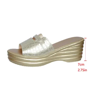 Sandali con zeppa e plateau dorati, trama coccodrillo, tacco da 7 cm.