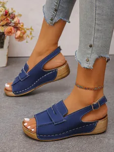Sandali con zeppa blu con punta aperta e cuciture bianche