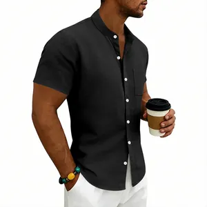 Herren Casual Leinenhemd in Schwarz mit Stehkragen und Tasche, Kurzarm-Stil.
