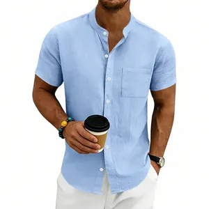 Detail eines hellblauen Sommer-Leinenhemds für Herren mit Stehkragen und Tasche