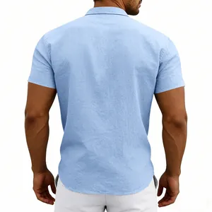 Rückansicht eines hellblauen Leinen-Freizeit-Kurzarmhemdes für Herren im Sommer-Strandstil