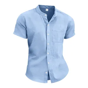 Detailansicht eines hellblauen Herren-Leinenhemdes mit Stehkragen und Tasche