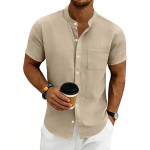 Khaki Leinenhemd für Herren mit Stehkragen und Brusttasche für den Sommerurlaub.