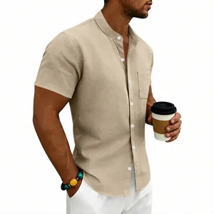 Lässiges Herren-Leinenhemd mit Kurzarm, Stehkragen und Brusttasche in Beige-Tönen