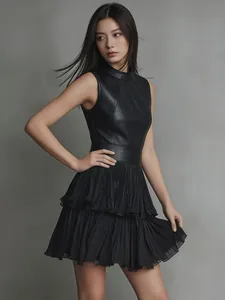 Modèle présentant la coupe et la texture de la robe noire sans manches en cuir PU