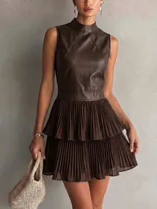 Détail d'une robe sans manches en similicuir PU avec ourlet plissé à deux épaisseurs.