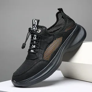 Atmungsaktiver Herren-Walkingschuh in Schwarz mit dicker Sohle und Schnellverschluss-Schnürsenkeln