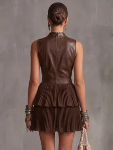 Vue arrière détaillée d'une robe sans manches en cuir PU marron avec ourlet plissé à double couche