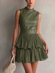 Détail de robe en cuir PU vert olive avec jupe plissée à plusieurs niveaux