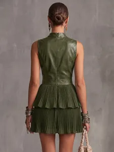 Vue arrière détaillée d'une robe en similicuir vert olive avec volants plissés à étages
