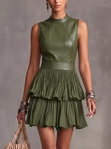 Robe élégante sans manches en cuir PU vert olive avec jupe plissée à plusieurs niveaux.