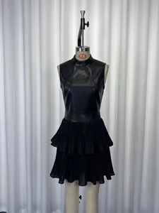 Détail d'une robe sans manches en similicuir PU avec ourlet plissé à deux couches.