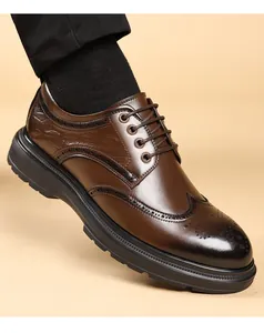 Λεπτομέρεια καφέ ανδρικών παπουτσιών brogue με διακοσμητικές οπές και χοντρές σόλες