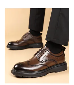 Κοντινό πλάνο με καφέ δερμάτινα παπούτσια Brogue με λεπτομέρειες wingtip και σόλες.