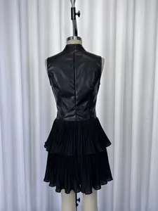 Vue arrière d'une robe sans manches en cuir PU noir avec ourlet à volants plissés superposés