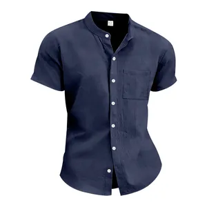 Herrenhemd aus Leinen in Marineblau mit modischem Stehkragen und Brusttaschendetail.