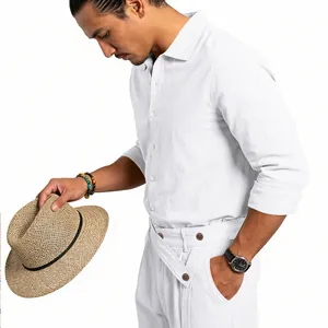 Detailaufnahme eines weißen Herren-Leinenanzugs mit Hemd und Hose am Model