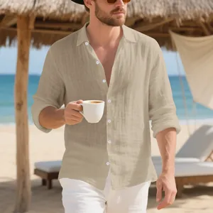Casual herenhemd van kaki linnen gedragen in een schilderachtige zomerse strandsetting