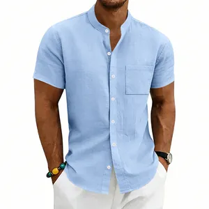 Casual Kurzarm-Leinenhemd für Herren in Hellblau mit Stehkragen und Brusttasche.