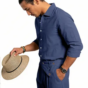 Detailansicht eines blauen Leinen-Freizeitanzugs für Herren mit Hemd und langer Hose