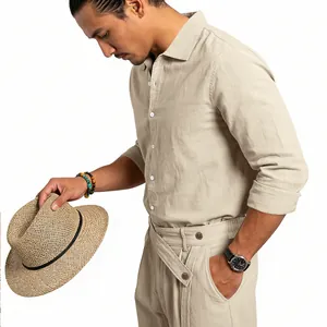 Detailansicht eines beigen Leinen-Sets für Herren mit Langarmhemd und passender Hose